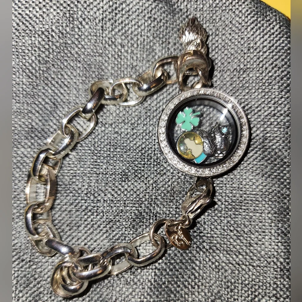 Charm bracelet - Picture 1 of 3